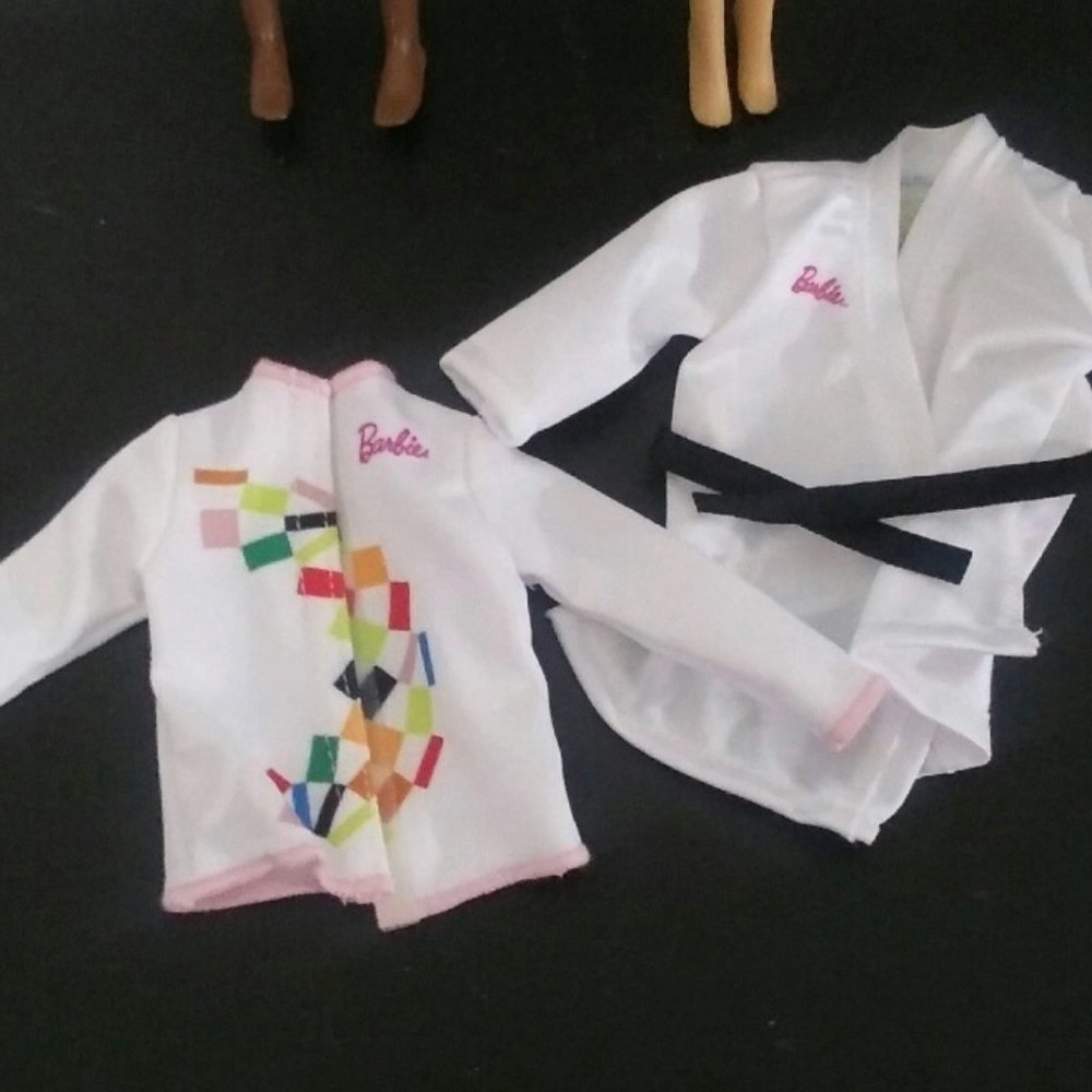 Two Barbie gymnasts with 2 Tokyo 2020 Olympics jackets - Picture 5 of 5